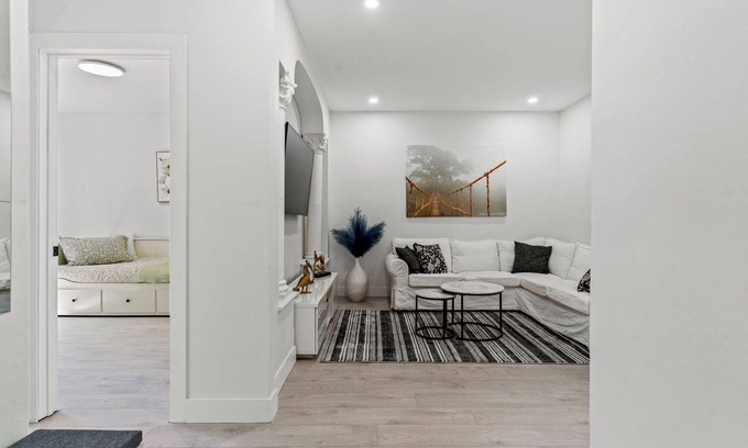 Cote-Des-Neiges—Notre-Dame-De-Grace Apartment | ApT Modern, near metro, 31 days+ fully equiped