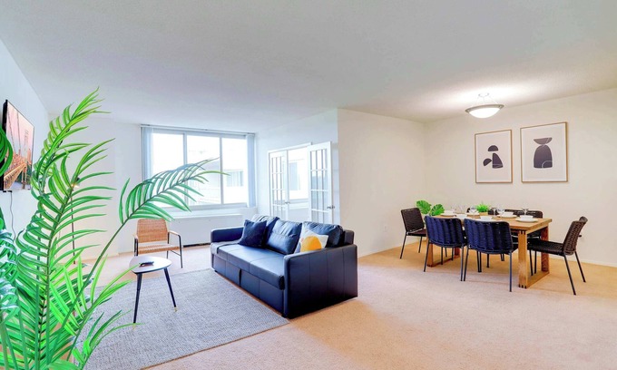 Aurora Highlands Apartment | Apt Near Reagan Airport W Seasonal Pool