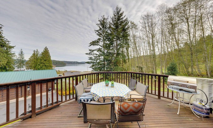 Oak Harbor Apartment | Apt w/Bay Views, Deck & Grill in Oak Harbor!