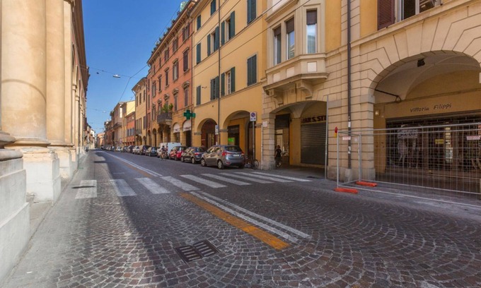 Historic Center Apartment | Apt w/Terrace 10 min walk from Piazza S.Stefano x4