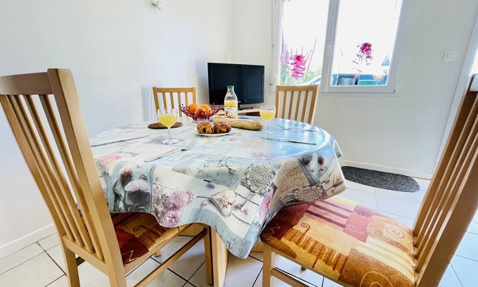 Forges-les-Bains Apartment | Aramis: Apartment 300 meters from the spa (free parking)