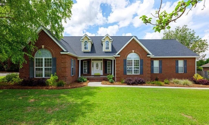 Valdosta House | Arbor Run Oasis: Southern Charm & Modern Elegance