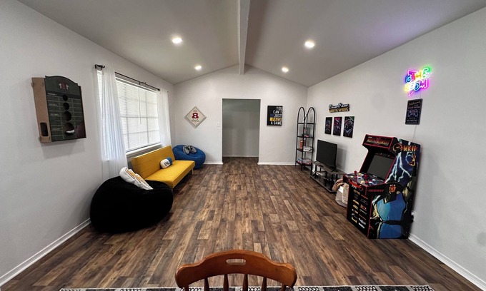 South Tulsa House | Arcade Poker & Games- Pet Friendly! Sleeps 9! 2 living areas - Fully Remodeled!