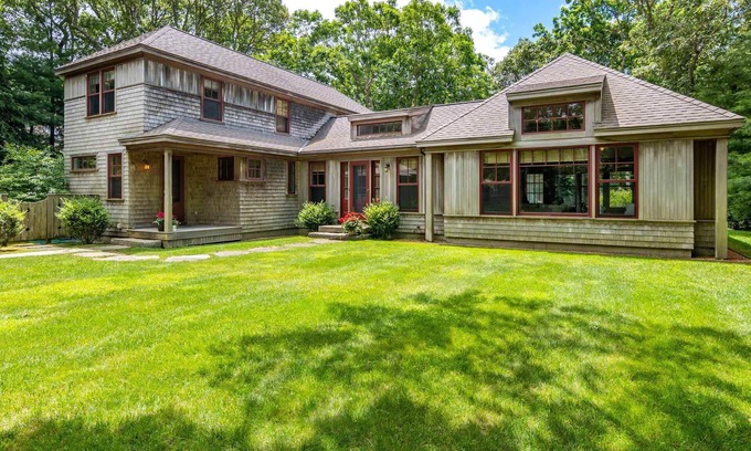 Lagoon Heights House | Architect-Designed Getaway In Bayes Hill