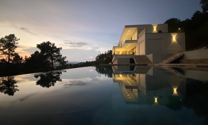 Le Muy Villa | Architect-designed villa, panoramic view 18 km from the Gulf of St Tropez