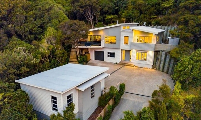 Lower Hutt House | Architectural seated in the bush, with a stream connects you to Papatuanku.