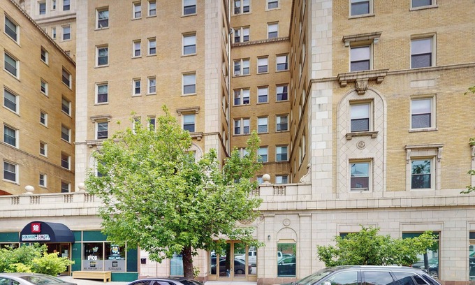 Old Town Triangle Apartment | Archways at the Lincoln Park Zoo 2bed/2ba