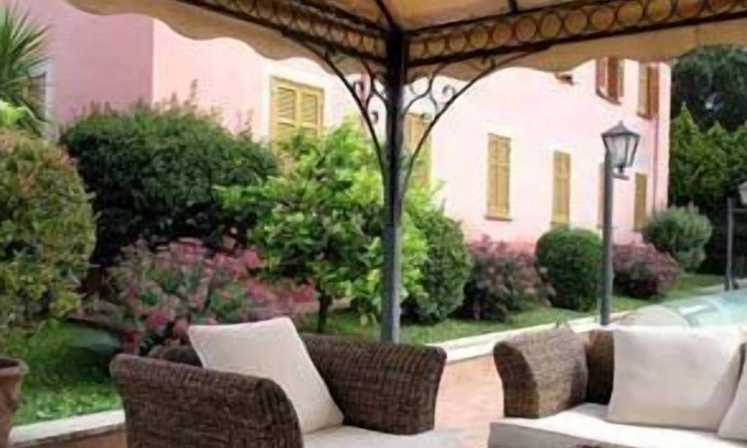 Tuscolano Hotel | Arco di Travertino
