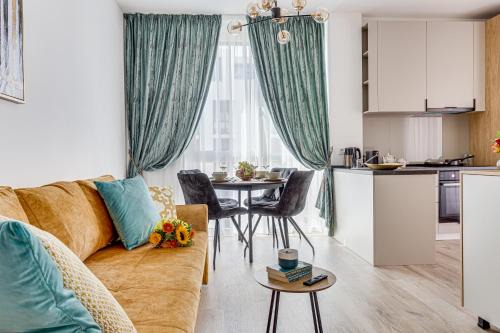 Arad Apartment | ARI Sunshine & Tiffany - Elegant Apartments with Balcony & Free Parking