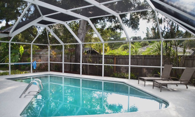 Arlington Park House | Arlington Park Area! Heated Pool 3Bedroom/2bath Home