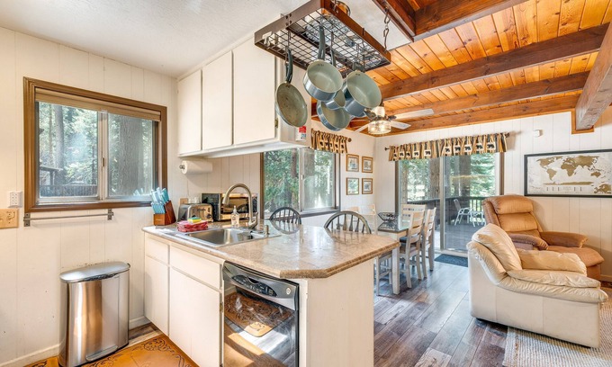 Dorrington Cabin | Arnold Cabin w/Deck: Near White Pines Lake