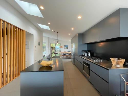 Surfdale House | Aroha Nui - Stay Waiheke