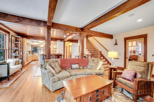 North Creek House | Around the Mountains