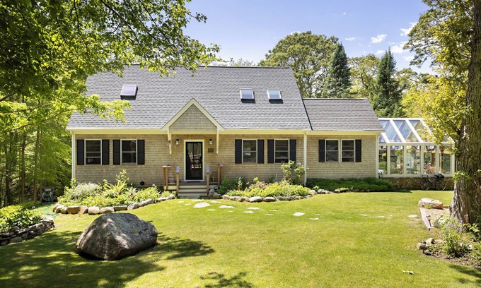 Vineyard Haven House | ARRIVE/DEPART ANY DAY Charming Lambert's Cove Home Close to Beach/Ice House Pond