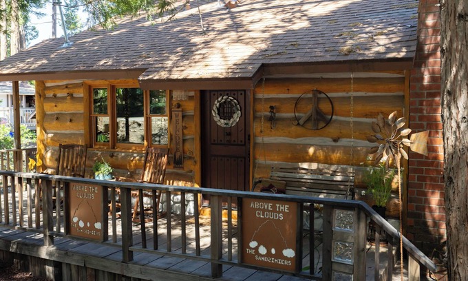 Twin Peaks Cabin | Arrowhead, A/C, Private Jacuzzi, Huge Backyard, 65" TV, Fully Stocked, Dogs OK.