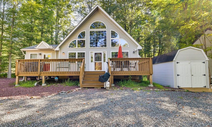 Pocono Lake Cabin | Arrowhead Lake Cabin w/ Hot Tub & Fire Pit!