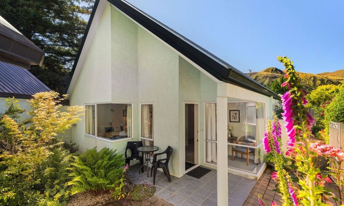 Arrowtown House | Arrowtown Great location-sunny comfy home