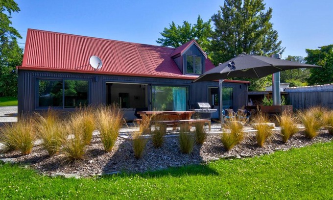 Arrowtown House | Arrowtown Red Cottage with Spa