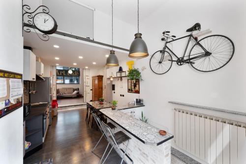 Giambellino Apartment | Art Café Tulipani