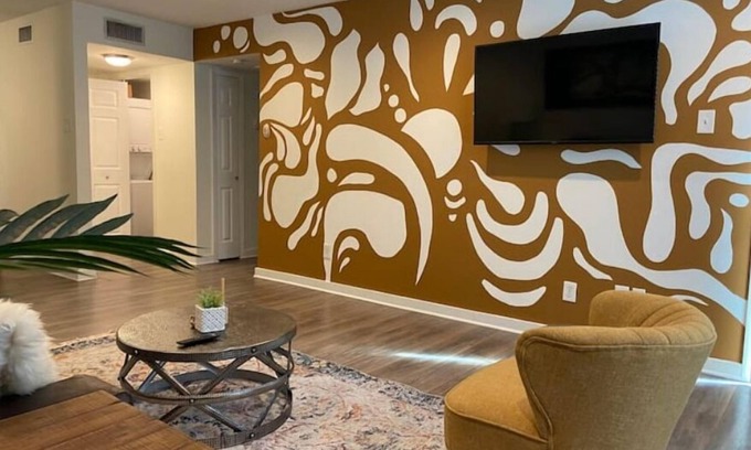 Oak Lawn Apartment | Art Condo near Downtown Dallas