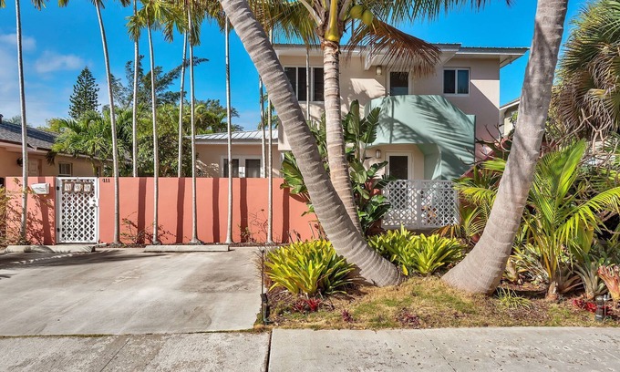 Lake Worth Apartment | Art Deco Pool House a mile to Beach Pets welcome