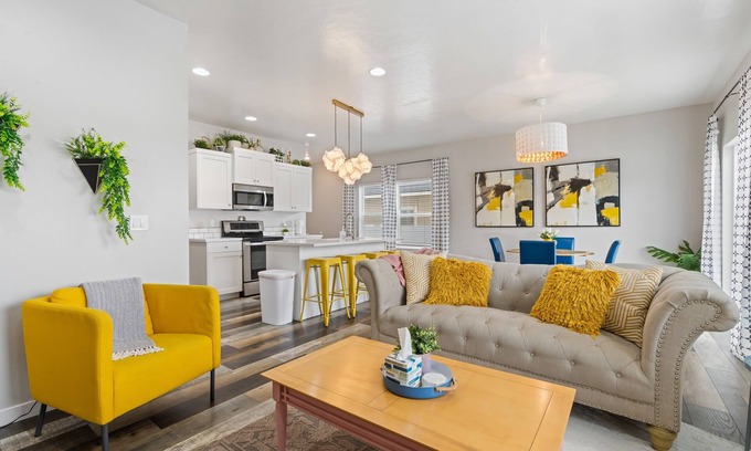 Caldwell House | ART DECO Townhouse 3B, Near C of I and the YMCA