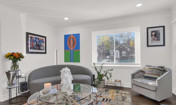 Detroit House | Art meets Hospitality, conveniently located near downtown Detroit! 3BD & 1.5BA