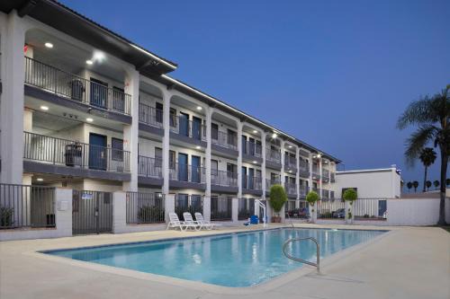 Artesia Hotel | Artesia, CA