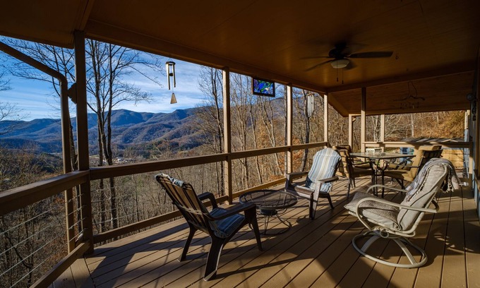 Sylva House | Artist's home with a beautiful mountain view and convenient location.