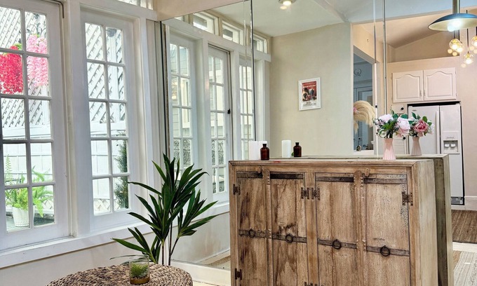 Norma Triangle Apartment | Artist Studio in West Hollywood