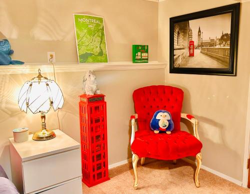 North Glenmore House | Artistic and stylish english charm backyard private guest house with master bedroom and living room