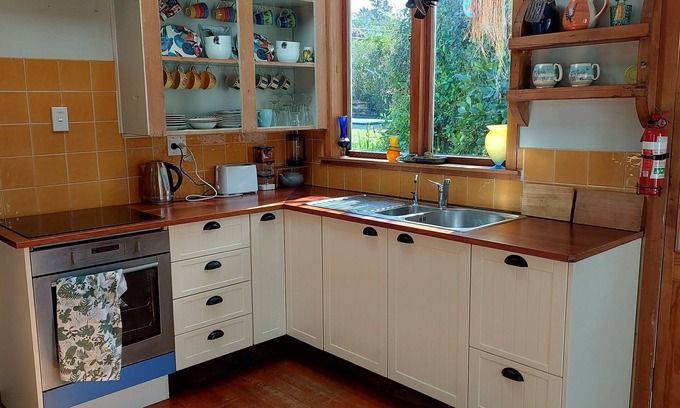 Raumati South House | Artistic cottage and Garden sanctuary