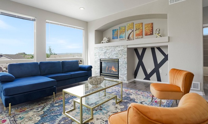 Castle Rock House | Artistic & Stylish, Top-notch & Breathtaking, 3 King Beds & 3 Living Rooms