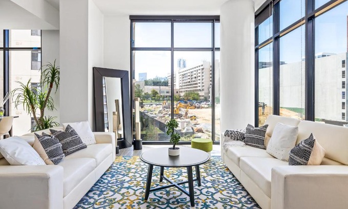 Buckhead Heights Apartment | Artistically Gleaming Buckhead Retreat