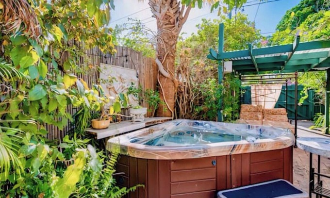 Old Northwood Historic District House | Artist’s Garden Studio with Hot tubn