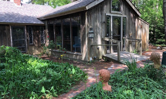 Dennis Cottage | Artists Getaway -Nestled near Scargo Lake