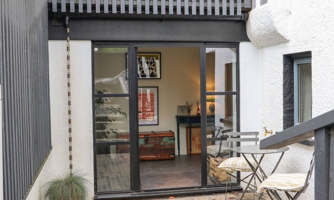 Battle Apartment | ARTISTS HIDEAWAY, pet friendly, country holiday cottage in Battle