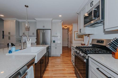 Old Irving Park Apartment | Artopia Retreat