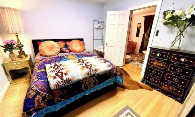 Burbank House | Artsy Cottage w Private Garden by Park/shop/Restr/Airport 30+ Day Stay