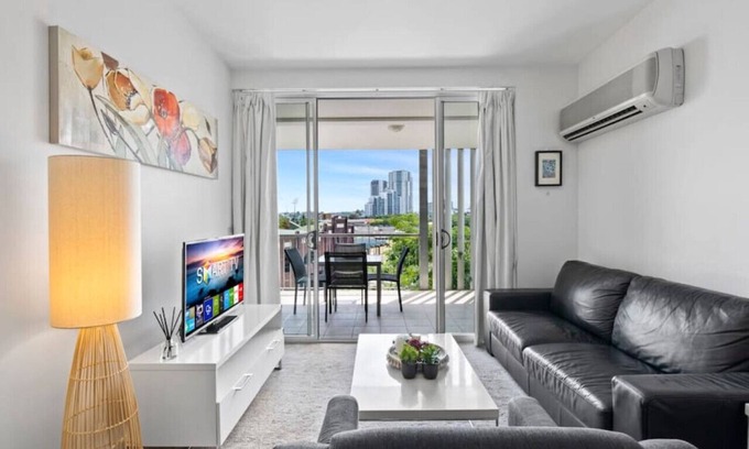 Fortitude Valley Apartment | Artsy Destination! Compact & Cosy 2 BR Apart @ Val