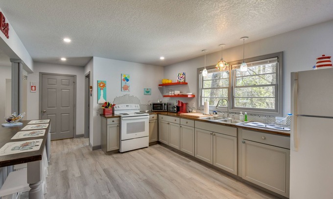 Otto Apartment | Artsy Otto Cottage w/Porch & Rocking Chairs!