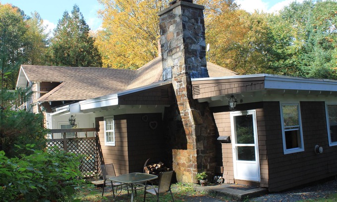 West Brattleboro Apartment | Artsy, Pet-Friendly Studio with a Forest in the backyard
