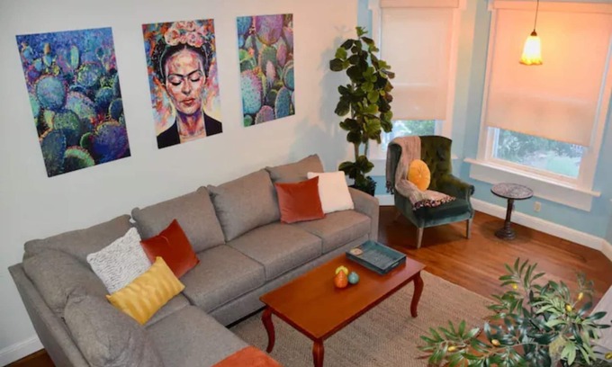 Sacramento House | Artsy Victorian by Downtown 3B2B w/Parking & Wifi