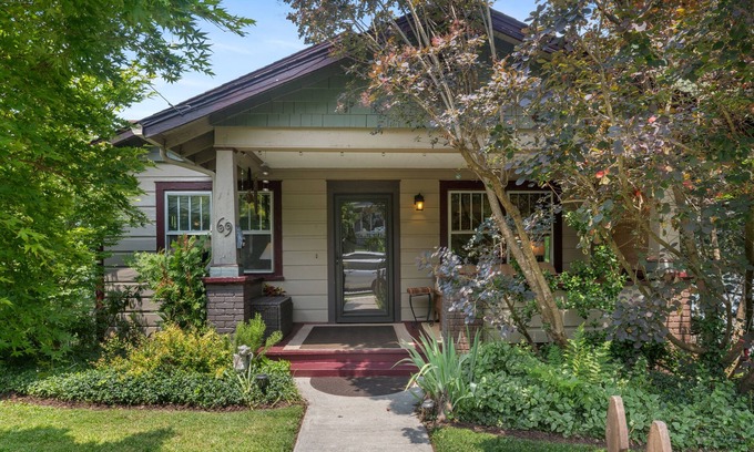 West Asheville Estates House | Artsy/Zen Bungalow W. Asheville - walk to coffee shops, restaurants, bars, park