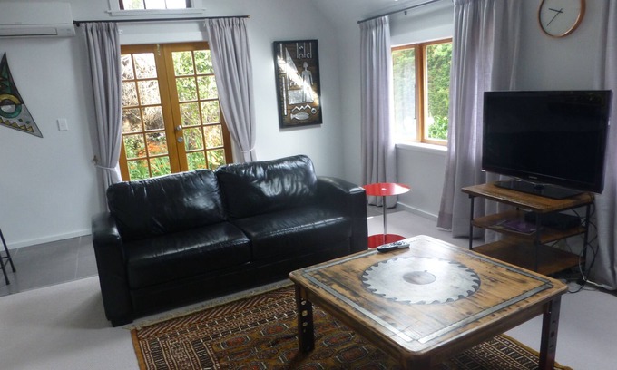 Eketahuna Apartment | Arty Place -where you can relax and enjoy art.