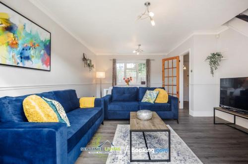 Ascot House | Ascot 4BR Perfect Summer Home by Sentinel Living Short Lets & Serviced Accommodation With Free Parking