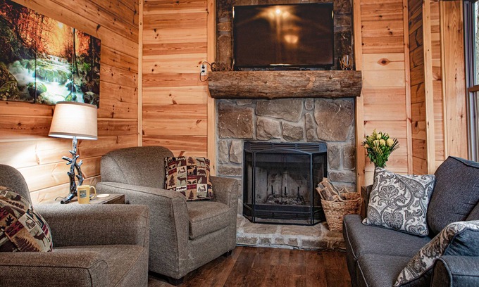 South Bloomingville Cabin | Ash Cave Cabin by The Inn & Spa at Cedar Falls
