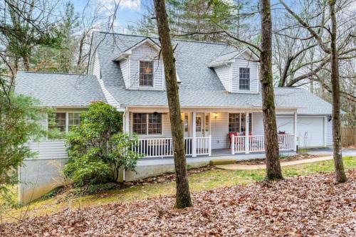 Fairview House | Asheville Cottage Retreat by AvantStay A Charm