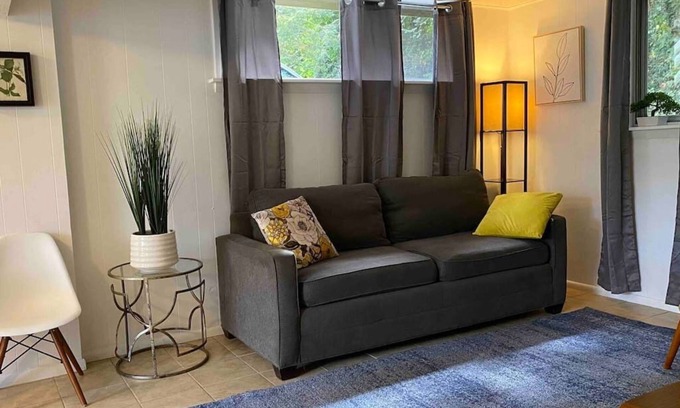 Kenilworth Apartment | Asheville Suite. Five minutes to downtown. Fast WiFi. Off Street Parking