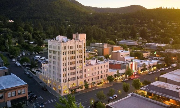 Historic Downtown District Hotel | Ashland Springs Hotel